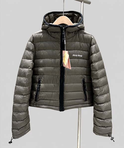 미우미우 로고 후드 경량 다운 크롭 패딩 03470